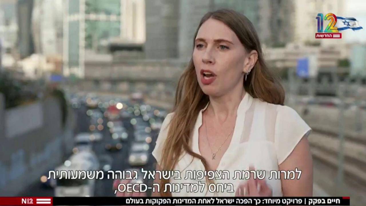 גם לכם נמאס לחיות בפקקים? לתכנן יציאה בהתאם לשעות העומס? לתרגל איפוק במשך שעות של ישיבה מאחורי ההגה? אז חשוב שתדעו שזה לא חייב להיות ככה. המציאות הזו היא תוצאה של החלטות מדיניות – וניתן לשנות אותה. *** ישראל נמצאת היום בפיגור של עשרות שנים בהשוואה לעולם המפותח: השכונות גדלות ומספר כלי הרכב קופץ, אבל המסילות, הנת"צים והרכבות המהירות לא מדביקים את הקצב. הפקק הוא הסימפטום; הכשל הוא במדיניות, בפערי תכנון ובניהול לא מספק של המערכת מלמעלה. בלובי 99 אנחנו פועלים לשנות את זה מהשורש: אנחנו עובדים מול כל גורמי המקצוע בממשלה, ודוחפים להפסיק לטפל בפקקים על ידי תיעדוף הרכב הפרטי וסלילת כבישים נוספים שרק מתמרצים עוד מכוניות פרטיות על הכביש ומחמירים את צוואר הבקבוק - ולהתחיל לתעדף תחבורה ציבורית. אנחנו דוחפים להאצה של פרוייקטי המסילות שמגדילים קיבולת, ליישום רחב היקף של סלילת נת"צים יעילים והסדרי העדפה לאוטובוסים, ולהקמה של רשויות תחבורה מטרופוליניות שינהלו את התחבורה לפי הצרכים בשטח ולא לפי אינטרסים פוליטיים – כפרויקט לאומי ראשון במעלה. בשבוע שעבר התראיינה הלוביסטית הציבורית שלנו, יעל שכטר-סיטמן, לכתבה בחדשות 12 שנותנת במה לאנשים ולמשפחות שבקצה, שמבזבזים שעות בכל יום על הכביש, אבל גם חושפת את השורש: שנים של הזנחה תחבורתית, תכנון בלי תחבורה ציבורית, ותעדוף כמעט אוטומטי של רכב פרטי. כל עוד המדינה לא משנה כיוון, הפקקים רק ילכו ויחמירו. אנחנו נמשיך להיות בכנסת, בוועדות, ומול משרדי הממשלה – כדי שהפקקים יהיו בעיה שהמדינה פותרת, לא מציאות שחיים איתה. הצטרפו אלינו 👈 קישור בתגובות