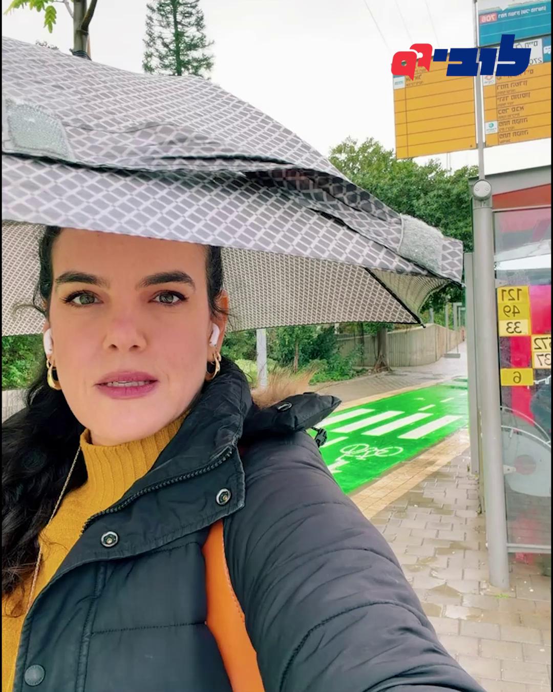 כך מתחיל השינוי בשירות האוטובוסים: במשך שנים המכרזים להפעלת תחבורה ציבורית דחפו את החברות להתחרות על המחיר הזול ביותר - במקום על איכות השירות. עכשיו, אחרי שנתיים בהן עבדנו מול הרשות לתחבורה ציבורית, מתחיל שינוי כיוון: במכרז החדש שליש מהניקוד הועבר מהמחיר אל יכולת הביצוע, היציבות והתפקוד בפועל, ונוסף תמריץ שמחובר לאיסוף נוסעים. מדובר בצעד ראשון וחשוב מצד הרשות, שמתחיל להזיז את המערכת לכיוון של שירות טוב יותר שרואה קודם כל אותנו - הנוסעים. הקשיבו להסבר של מנכ״לית הלובי, לינור דויטש, שמספרת על ההישג שיכול לשפר עבור כולנו את הנסיעה בתחבורה הציבורית. לינור דויטש - Linor Deutsch