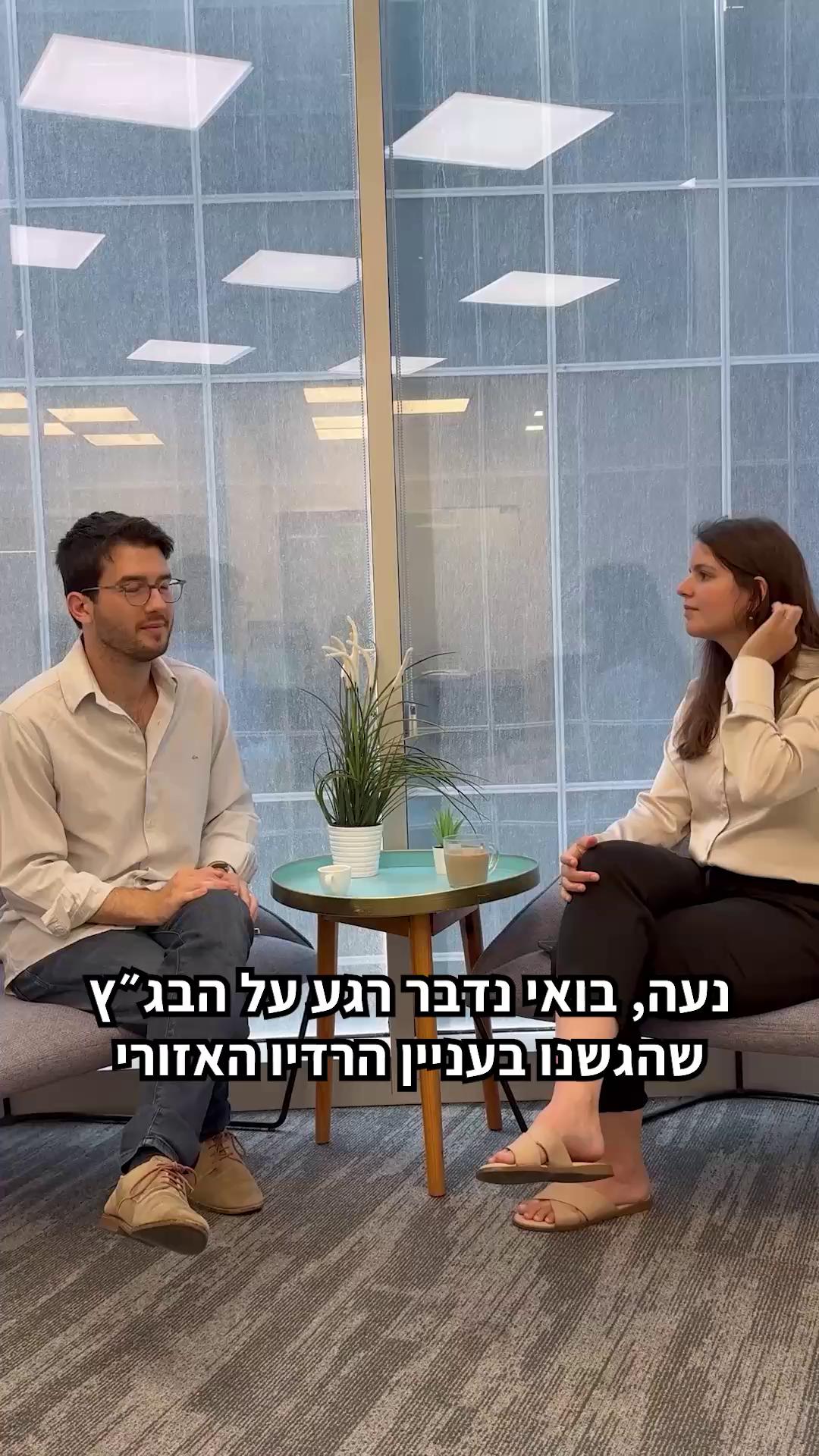איך הפך תירוץ ביטחוני של שר התקשורת למתנה ששווה מיליונים על חשבון המשאבים של כולנו? כשהשר החליט להרחיב את אזורי השידור של תחנות רדיו מסוימות, הטענה הרשמית הייתה דאגה להתרעות מצילות חיים עבור הציבור החרדי. אלא שבפועל, גורמי הביטחון בכלל התנגדו, התחנות לא שידרו התרעות אבל המשיכו לשדר חדשות, מוזיקה ופרסומות כרגיל, והמשאב הציבורי המוגבל חולק ללא מכרז ושלא על דעת אנשי המקצוע. צפו בעו”ד נעה כהן מהמחלקה המשפטית ובלוביסט הציבורי בעז אקרמן מסבירים מה הוביל אותנו להגיש בג”ץ בנושא. להרחבה על הפעילות שלנו בנושא הון שלטון, מוזמנים להיכנס לאתר שלנו 👈 קישור בתגובות