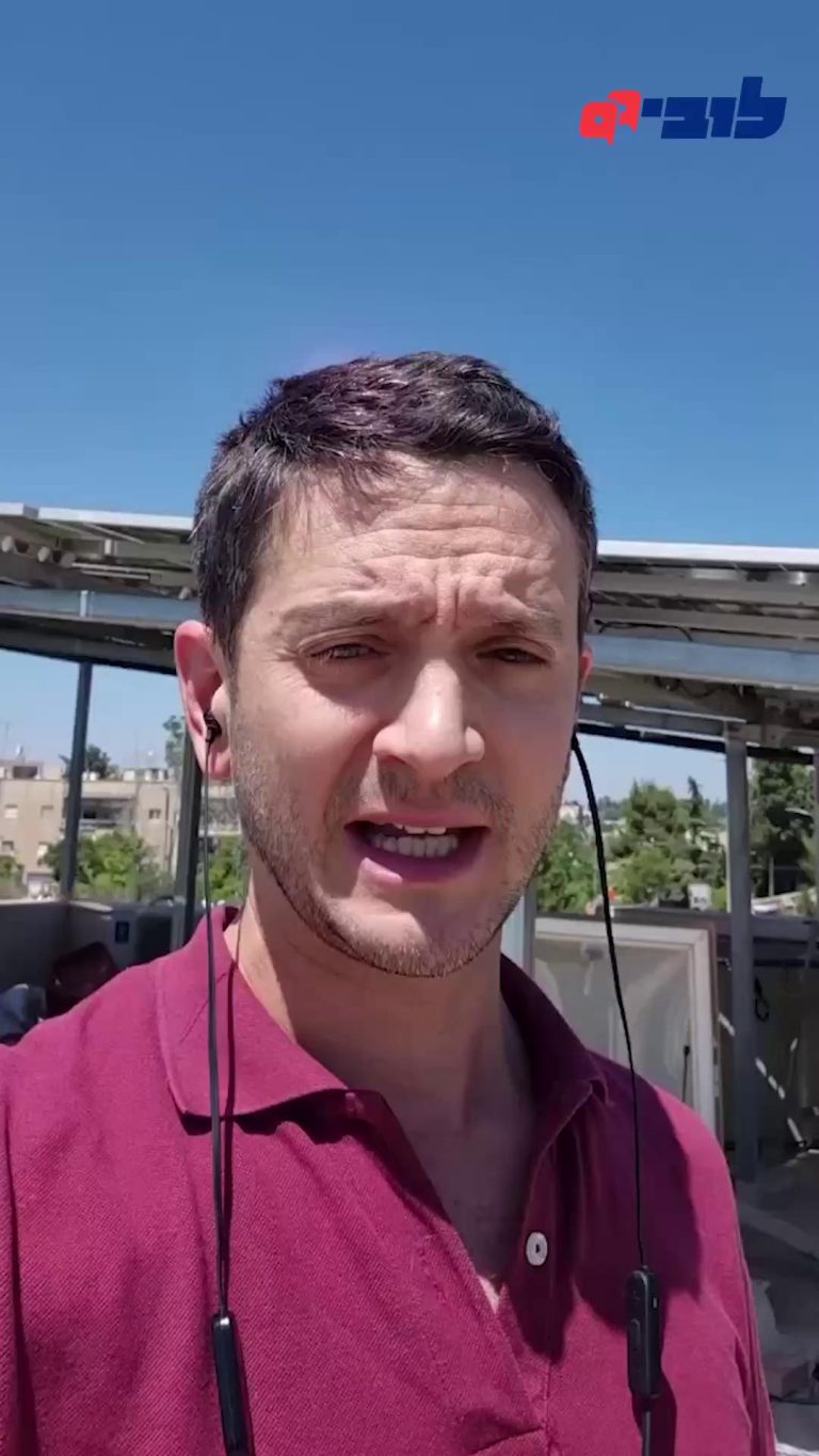 גם אתם נצלים תחת השמש הקופחת ורק ומחפשים איפה להסתתר? כולנו יכולים דווקא להרוויח ממזג האוויר הישראלי. אז למה בישראל רק קומץ תאגידים ובעלי בתים צמודי קרקע מרוויחים מאנרגיות מתחדשות, כשבעולם הרבה יותר אנשים נהנים מהשמש? צפו במנהל המחקר שלנו, אריאל פז-סוויצקי, מסביר איך בעולם מהפכת האנרגיה משרתת את הציבור הרחב, ואיך כולנו יכולים להרוויח 👆