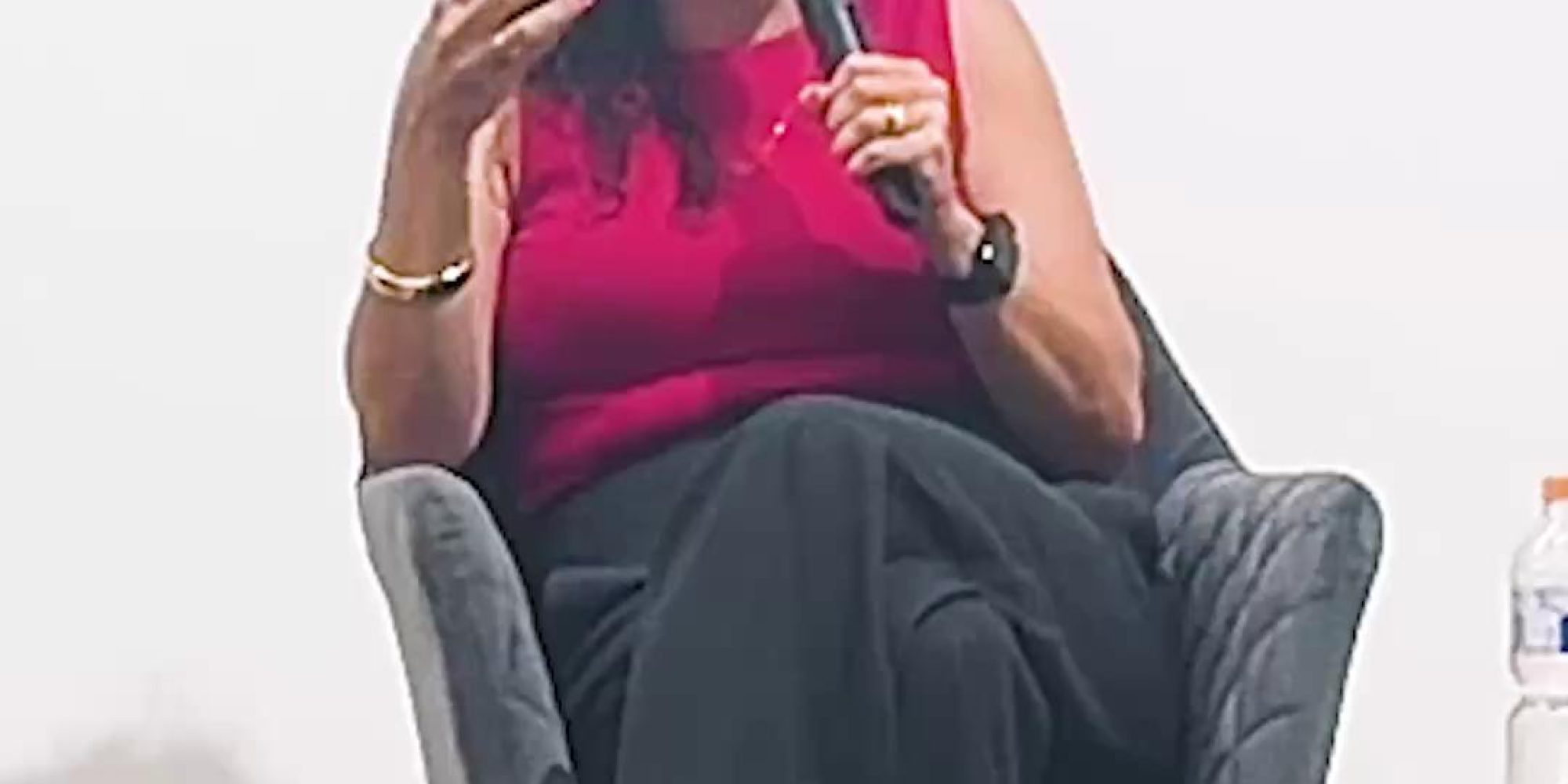 “כמו שלציבור יש ארגונים שמייצגים אותו - כך גם לתאגידים ולחברות הגדולות במשק”. את זה אמרה נציגת המגזר העסקי בכנס של משרד המשפטים, וזה אולי נשמע שוויוני - אבל כולנו יודעים שהנגישות של חברות הענק למקבלי ההחלטות לא שווה לזו של הציבור. אז איך בכל זאת מייצרים משקל נגד? זו בדיוק משמעות המשפט ״כסף קטן של רבים, יכול לנצח כסף רב של מעטים״. לובי 99 הוקם בשביל להילחם למען מה ששייך לכולנו. בעשור האחרון הוכחנו שוב ושוב שכשהציבור מתארגן - הוא יכול לנצח גם את הכוחות החזקים ביותר במשק, וזאת בזכות מודל ייחודי עליו סיפרה מנכ״לית הלובי, עו״ד לינור דויטש - Linor Deutsch, בכנס. כדי שנוכל להמשיך להשיג להישגים ולהוות משקל נגד למאות הלוביסטים של בעלי ההון, אנחנו צריכים אתכם איתנו - הצטרפו אלינו עוד היום 👇
