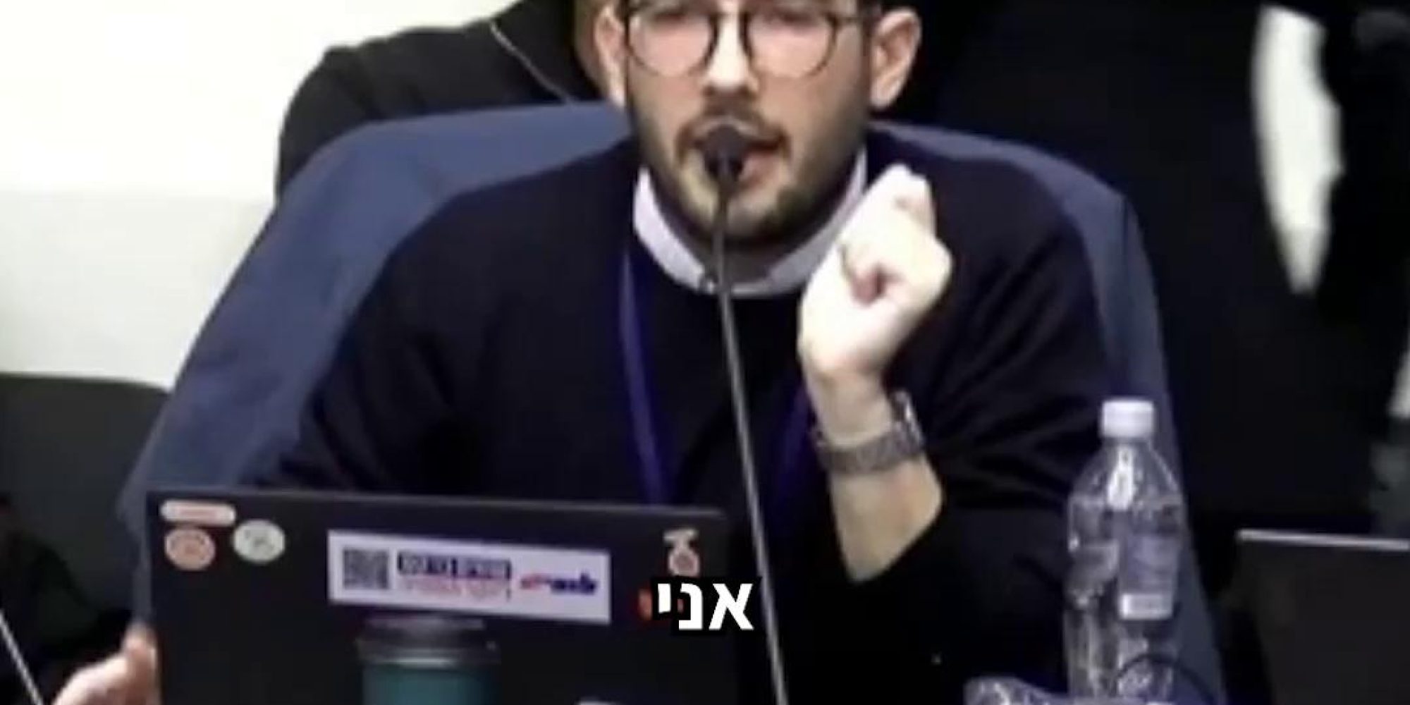 החפזון מן השטן: הרפורמה בשידורים טסה במהירות שיא, ואנחנו מבקשים לעצור את המטוס לפני שתהיה התרסקות. רפורמה בשוק השידורים לא מקודמת כל יומיים, ואסור להחליף מודל לא טוב של המועצה שתפקח על השוק, במודל שרק נראה יותר טוב כלפי חוץ – אך יכול לאפשר שליטה פוליטית בכסות של עצמאות. השבוע הגיע הלוביסט הציבורי שלנו, בעז אקרמן, לדיון וקרא לתקן את הסעיפים הבעייתיים כך שהמועצה המוקמת במקום הרשות השנייה לטלוויזיה ולרדיו, תהיה עצמאית ובלתי תלויה. נמשיך לפעול מול כל הגורמים ולהיאבק בוועדה כדי להבטיח רגולטור מקצועי, עצמאי וחזק. ** לפי הצעת החוק, בראש ועדת האיתור שתבחר ארבעה חברים למועצה החדשה של הרשות, יעמוד מנכ"ל משרד התקשורת – מינוי פוליטי של השר. נוסף על אותם ארבעה נציגים, מנכ"ל המשרד ימנה גם נציג מטעם המשרד, וכך – במישרין או בעקיפין – לדרג הפוליטי תהיה שליטה כמעט מלאה (5 מתוך 7 חברים) על הגוף שאמור לפקח על שוק השידורים כולו, ועל ספקי החדשות בפרט. ומה עם איזונים ובלמים? אם במקרה יועמ"ש הרשות יבקר החלטות – ניתן לפטר אותו ברוב של (ניחשתם נכון) חמישה חברי מועצה. בלי עילות, בלי הצדקות ובלי שימוע. לרשות ולמועצה כוח רב – הטלת קנסות גבוהים, קביעת כללים למדידת נתוני צפייה, סמכות לבטל רישום של כלי תקשורת ובכך למנוע מהם לשדר, וסמכות לאשר מיזוגים ורכישות בשוק השידורים (בהתייעצות עם רשות התחרות) – מה שיכול ליצור בעיה מול חוק התחרות הכלכלית. סמכויות אלו הן חשובות ונדרשות, אך הן רק מדגישות את החשיבות לבצר את עצמאות המועצה, ולנתק אותה מכל זיקה לדרג הפוליטי. בשביל זה, צריך להעמיד בראש ועדת האיתור גורם אחר, שאינו משרת אמון של השר; לנהל פרוטוקולים של דיוני ועדת האיתור והמועצה ולפרסמם לציבור; ולהגדיר מפורשות את סמכויות יו"ר ועדת האיתור. הבטחת העצמאות מהדרג הפוליטי ומגורמים מסחריים היא הבסיס להענקת סמכויות משמעותיות למועצת הרשות, שיאפשרו לה לפקח על השחקנים ולאסדר את השוק. ____ גם לכם חשובה תקשורת נטולת אינטרסים מסחריים ופוליטיים? הצטרפו ללובי הציבורי וחזקו אותנו - לינק להצטרפות בתגובות 👈