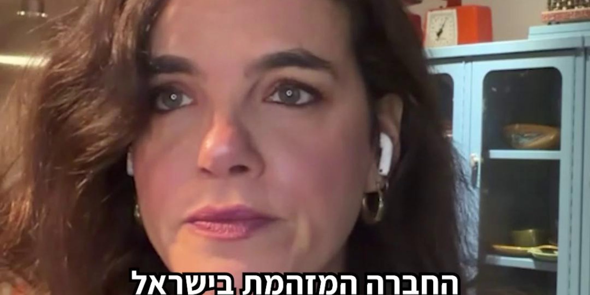הם מזהמים את מי התהום כבר 20 שנה וקונים "רישיון לזהם" בנזיד עדשים. כנראה ש-ICL לא למדו מהפעם הקודמת שנפגשנו בבית המשפט, אז אנחנו חוזרים שוב לבג״ץ - הפעם עם עתירה נוספת. אין שום סיבה שתאגיד מפלצתי יחריב את משאבי הטבע של כולנו באין מפריע. צפו במנכ״לית הלובי, ‪לינור דויטש - Linor Deutsch‬ מסבירה: