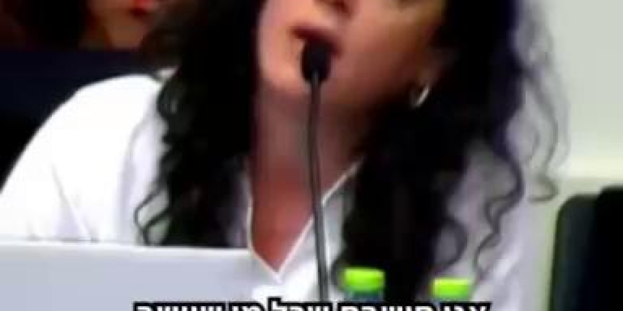 אז מה כל כך חשוב שהחלטנו לפרסם שוב פוסט באותו נושא? כשעל הפרק מונחת הצעה שיכולה ליצור סיכון פיננסי עצום - שבטח לא שמעתם עליה בחדשות - אנחנו כאן כדי להמשיך ולהדהד את המסר בשם הציבור. אז במה מדובר? במסגרת חוק ההסדרים שנדון כעת בכנסת, מוצע לאפשר הקלות מסוימות לבנקים קטנים. מדובר ברפורמה חשובה ונדרשת, אבל אחד הסעיפים שבה מציב את המערכת הפיננסית כולה בסכנה: מדובר בהצעה לאפשר לחברת החזקה ששולטת כיום בגופי פנסיה וביטוח, לשלוט גם בבנק. מעבר להשלכות ההרסניות שיכולות להיות למהלך הזה, הוא גם מובא כעת מבלי שברור איך יתבצע הפיקוח על אותן חברות החזקה. אנחנו קראנו ליו״ר הוועדה שדנה ברפורמה, ח״כ אוהד טל, להוציא את סעיף החוק הרלוונטי מחוק ההסדרים, כדי להבטיח דיון אחראי ורציני בו. נמשיך להיאבק לטובת הציבור, שצמא לתחרות במערכת הפיננסית, אבל לא על חשבון לקיחת סיכון לא מחושב על חשבונו. צפו במנכ״לית הלובי, עו״ד לינור דויטש - Linor Deutsch, בדיון בוועדה והצטרפו אלינו 👈 קישור בתגובות