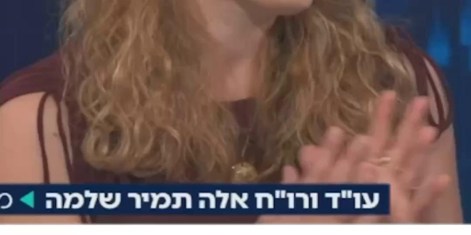 כבר הצטרפתם לטרנד המסחר בני”ע? עוד ועוד אנשים נכנסים לטרנד מסחר עצמאי בניירות ערך אותו ניתן לבצע דרך הבנקים, בתי השקעות או גופים מתחרים אחרים. ועדיין רוב הלקוחות בוחרים לבצע את הפעילות הזו דרך הבנקים ומשלמים על כך בעמלות גבוהות מאוד. זאת, במיוחד ״הודות״ לעמלה גבוהה במיוחד המכונה ״דמי ניהול פיקדון ניירות ערך״. מדובר בעמלה שכיום הבנקים גובים אותה, בהתאם לתעריפון שקבע בנק ישראל, כאחוז משווי תיק ניירות הערך המנוהל בבנק. אלא שאופן הגבייה הזה משולל היגיון כלכלי ומקשה על ההשוואה עם העלות שגובים הגופים המתחרים - בסכום שקלי חודשי וקבוע. בנוסף, רק חלק קטן מלקוחות הבנקים מקבלים ייעוץ השקעות, וזאת מבלי לשלם עמלה נוספת על השירות. כך, נוצר סבסוד צולב - כולנו משלמים את אותו אחוז משווי התיק רק שחלקנו מקבלים ״בחינם״ שירות נוסף ונכסף. אחרי 6 שנים של מאבק עיקש שהובלנו בלובי 99 יחד עם עמותת רווח נקי, צוות מקצועי שעסק בנושא סוף סוף פרסם את הדוח הסופי ולמעשה קיבל את עמדתנו והמליץ על מעבר לגביית דמי ניהול כעמלה שקלית קבועה וכן על גביית עמלת ייעוץ השקעות נפרדת. אבל לצערנו, במקום שהעיוות במודל גביית עמלת דמי הניהול יתוקן באופן מיידי, אותו צוות החליט כי השלב הזה יידחה זמן רב. הסיבה לכך היא שהצעד הזה מותנה בביצוע של שני צעדים אחרים, שאחד מהם דורש תיקון חקיקה בכנסת. זהו אבסורד מוחלט - כי התיקון של מודל גביית העמלה אפילו לא דורש תיקון חקיקה, ובנק ישראל יכול לפתור את הנושא בעצמו כבר מחר בבוקר. ובינתיים, הבנקים ממשיכים לחגוג על החסכונות של כולנו. צפו בעו״ד (רו״ח) אלה תמיר שלמה, מנהלת תחום רגולציה פיננסית, מסבירה 👆