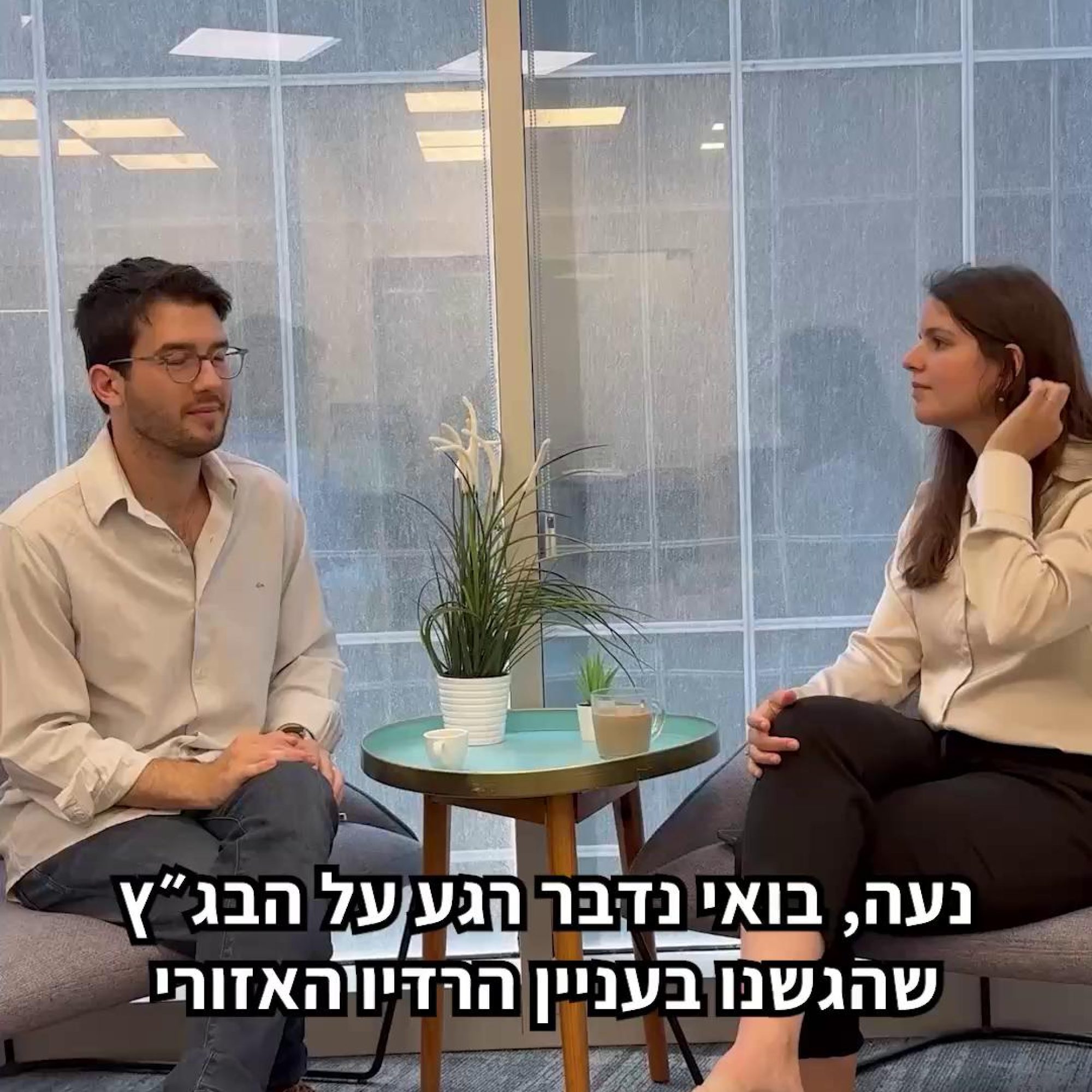 איך הפך תירוץ ביטחוני של שר התקשורת למתנה ששווה מיליונים על חשבון המשאבים של כולנו? כשהשר החליט להרחיב את אזורי השידור של תחנות רדיו מסוימות, הטענה הרשמית הייתה דאגה להתרעות מצילות חיים עבור הציבור החרדי. אלא שבפועל, גורמי הביטחון בכלל התנגדו, התחנות לא שידרו התרעות אבל המשיכו לשדר חדשות, מוזיקה ופרסומות כרגיל, והמשאב הציבורי המוגבל חולק ללא מכרז ושלא על דעת אנשי המקצוע. צפו בעו”ד נעה כהן מהמחלקה המשפטית ובלוביסט הציבורי בעז אקרמן מסבירים מה הוביל אותנו להגיש בג”ץ בנושא. להרחבה על הפעילות שלנו בנושא הון שלטון, מוזמנים להיכנס לאתר שלנו 👈 קישור בתגובות