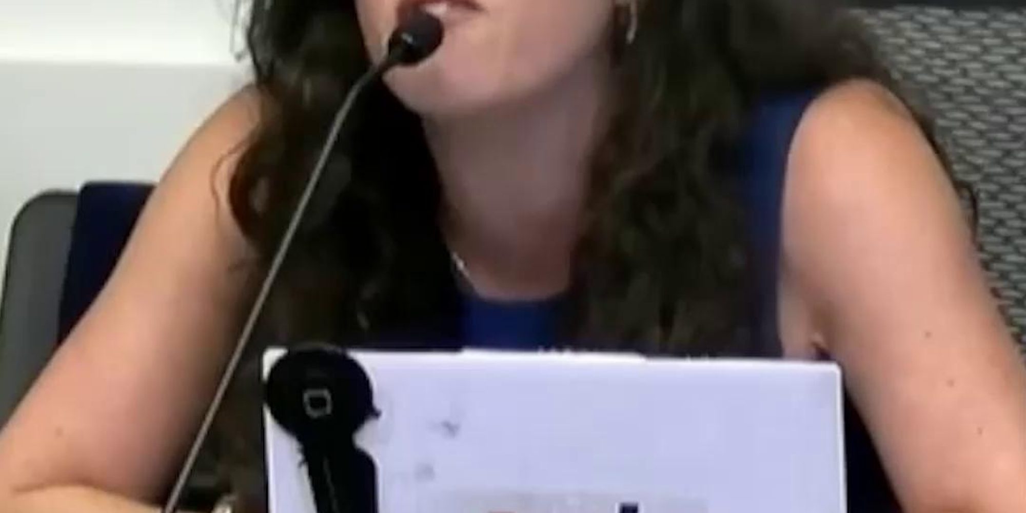 "חיסכון בעלויות" או שליטה פוליטית שתכניס אינטרסים של בעלי הון לתכני החדשות של השידור הציבורי? השבוע נידונה בוועדת הכספים הצעת חוק שמכפיפה את תקציב השידור הציבורי לתקציב המדינה. זאת, בשם רצון לקיצוץ והשגת "יעילות תקציבית". מנכ"לית הלובי, עו"ד לינור דויטש - Linor Deutsch, הגיעה לדיון כדי להצביע על הסכנות שבהצעה: ערבוב של יחסי הון-שלטון בתכני החדשות, וחזרה אחורה, לימי רשות השידור העליזים - בהם התקציב הגיע בשיאו לסכום ששווה במונחים של היום כ-1.2 מיליארד ש"ח. לא רק שזה לא חסך שקל לציבור, אלא זה גם הפך את הרשות לכר פורה למינויי מקורבים, משכורות מנופחות ובזבוז. צפו בדברים שאמרה 👇 תקשורת אובייקטיבית נטולות אינטרסים כלכליים זו לא מילה גסה - הצטרפו אלינו ויחד נגדיל את מעגל החברים של הלובי הציבורי 👈 קישור בתגובות