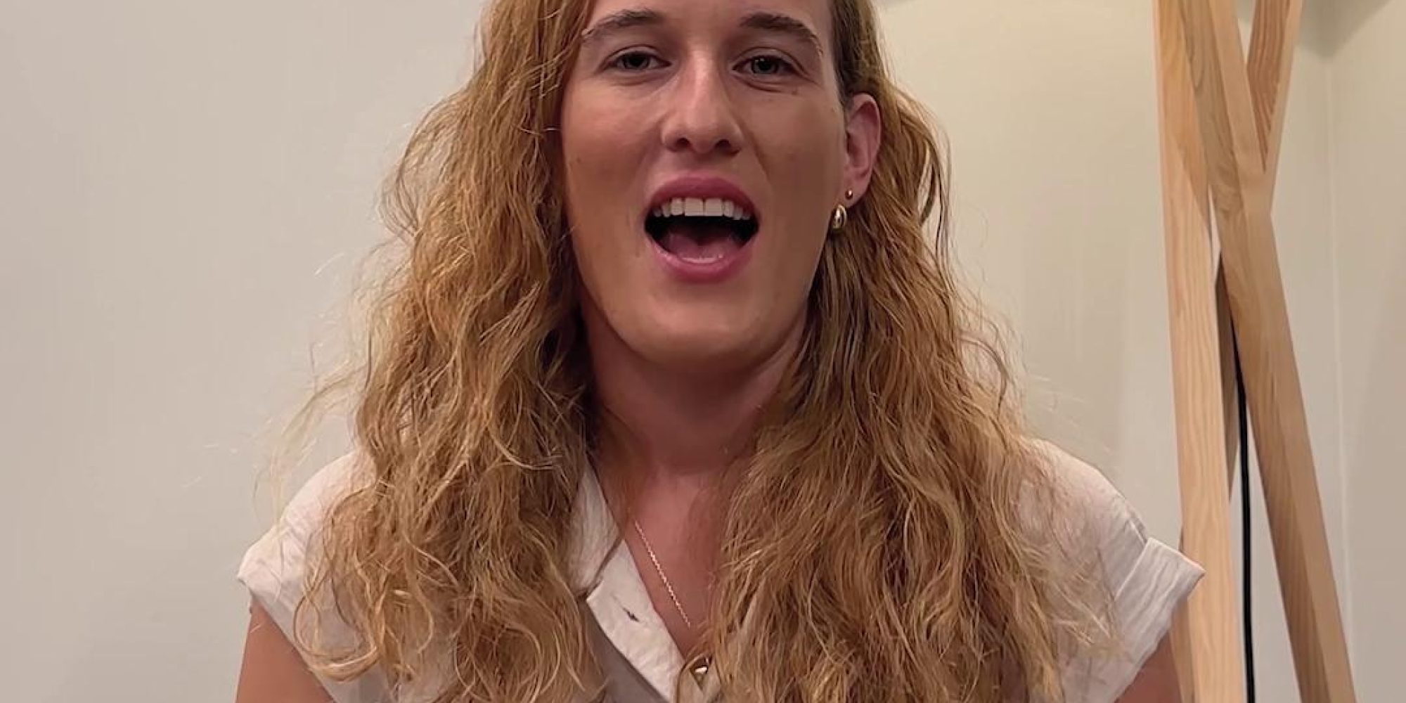התחלתם להשקיע בשוק ההון? אל תתנו לעמלות לאכול לכם את הרווחים! לפני שקונים אפילו מניה או קרן אחת, יש כמה עמלות שחייבים להכיר – ובעיקר להשוות: מדמי הניהול באחוזים שהבנקים גובים (לעומת סכום חודשי קבוע בבתי השקעות), דרך עמלות קנייה ומכירה ועמלות המינימום, ועד לדמי הניהול הפנימיים בקרנות נאמנות. עו״ד (רו״ח) אלה תמיר שלמה, מנהלת תחום הרגולציה הפיננסית שלנו, עושה סדר בכל סוגי העמלות ומסבירה איפה ואיך להשוות כדי לחסוך מאות שקלים בשנה. וכמו תמיד – הלינקים למחשבון ולהשוואת העמלות בתגובות 👇