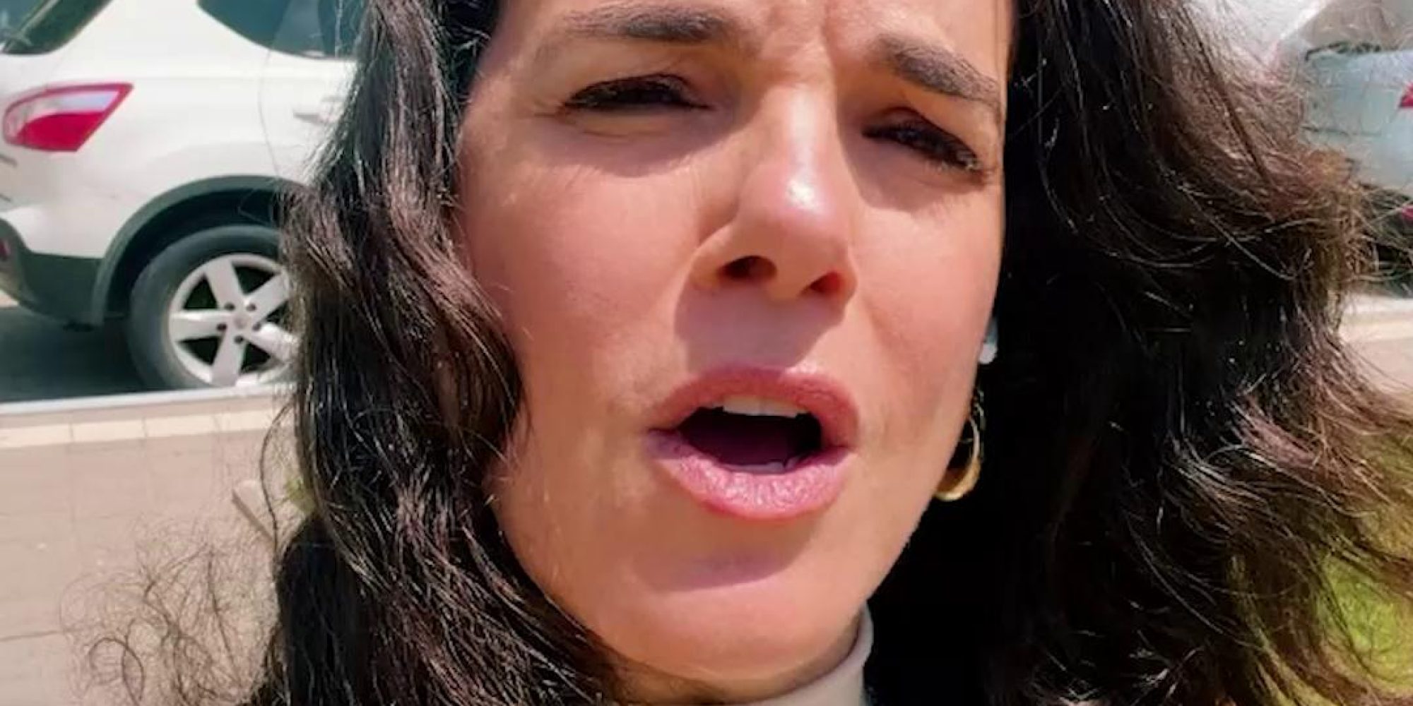כולנו רואים את הכותרות על שער הדולר שנמצא בשפל של שנים, ומסבירים לנו שזה אמור להוזיל את המחירים. ואז אנחנו מגיעים לסופר, עוצרים מול המדף, ובוהים במחיר, מנסים להבין אם פספסנו משהו. על הנייר הכל אמור לרדת *אז למה* בעגלה שום דבר לא זז? צפו במנכ״לית הלובי, עו״ד לינור דויטש - Linor Deutsch, מסבירה בסרטון על הפער הזה בדיוק 👆
