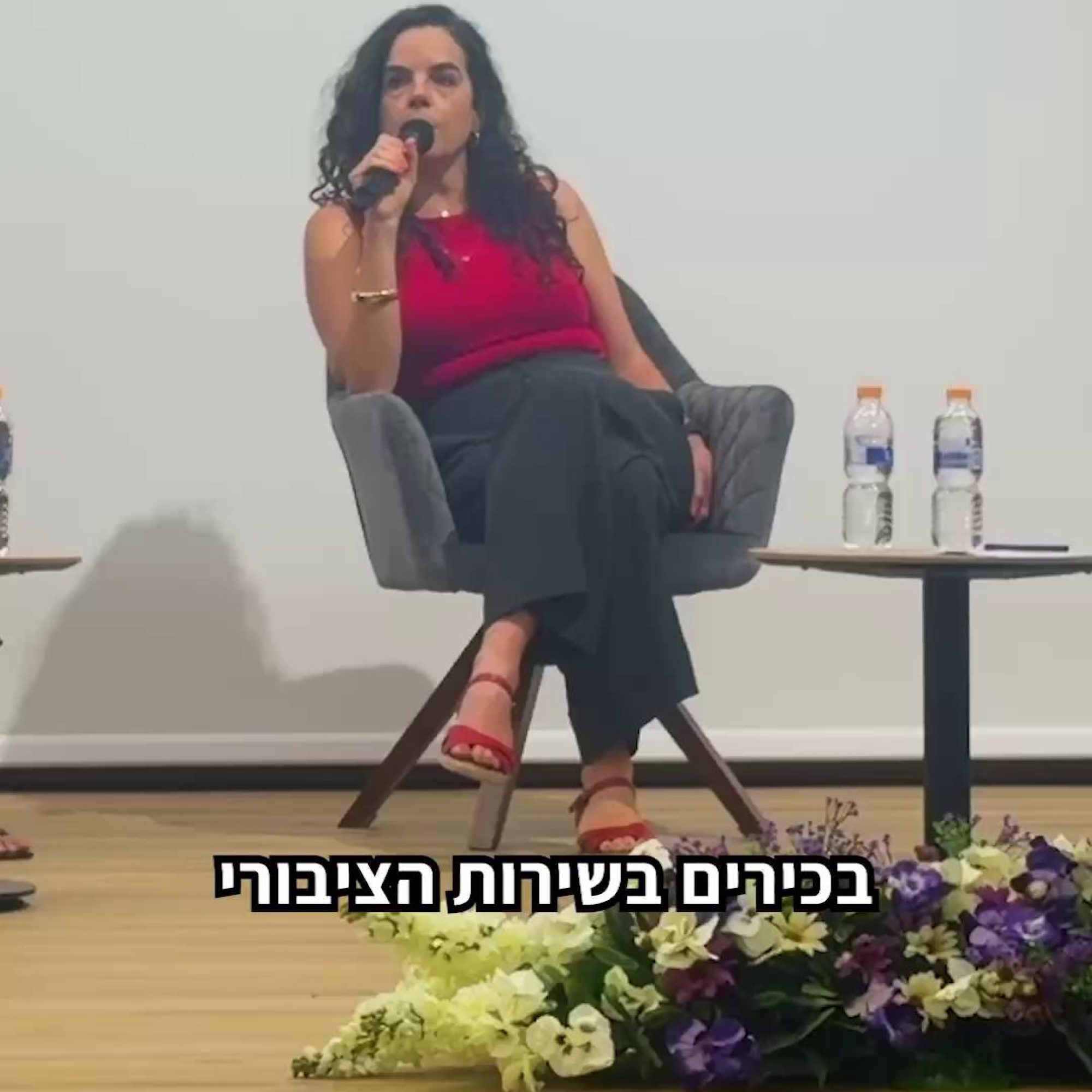 כולנו שמענו שכסף מסובב את העולם, אבל האם ידעתם שהוא מסובב גם דלתות? מה קורה כשבכירים בשירות הציבורי עוברים לעבוד עבור הגופים שעליהם הם פיקחו, ומשתמשים בידע ובקשרים שלהם לטובת מי שמשלם יותר - לעיתים כלוביסטים ממש? כדי לשמור על האינטרס הציבורי אנחנו בלובי 99 נמצאים בחזית העשייה גם במישור הזה. הצלחנו להגביר את השקיפות על פעילות לוביסטים בכנסת, ואנו פועלים להארכת תקופת הצינון של רגולטורים בכירים במעבר לגופים החזקים במשק, להקשחת התנאים לקיצורה ולמאבק בתופעה במסגרתה רגולטורים עוברים לעבוד תחת מונופולים וגופים ריכוזיים. צפו במנכ”לית הלובי, עו״ד לינור דויטש - Linor Deutsch, עושה סדר בתופעת הדלתות המסתובבות בכנס של משרד המשפטים והצטרפו אלינו בכל סכום קבוע לבחירתכם👈 לינק בביו