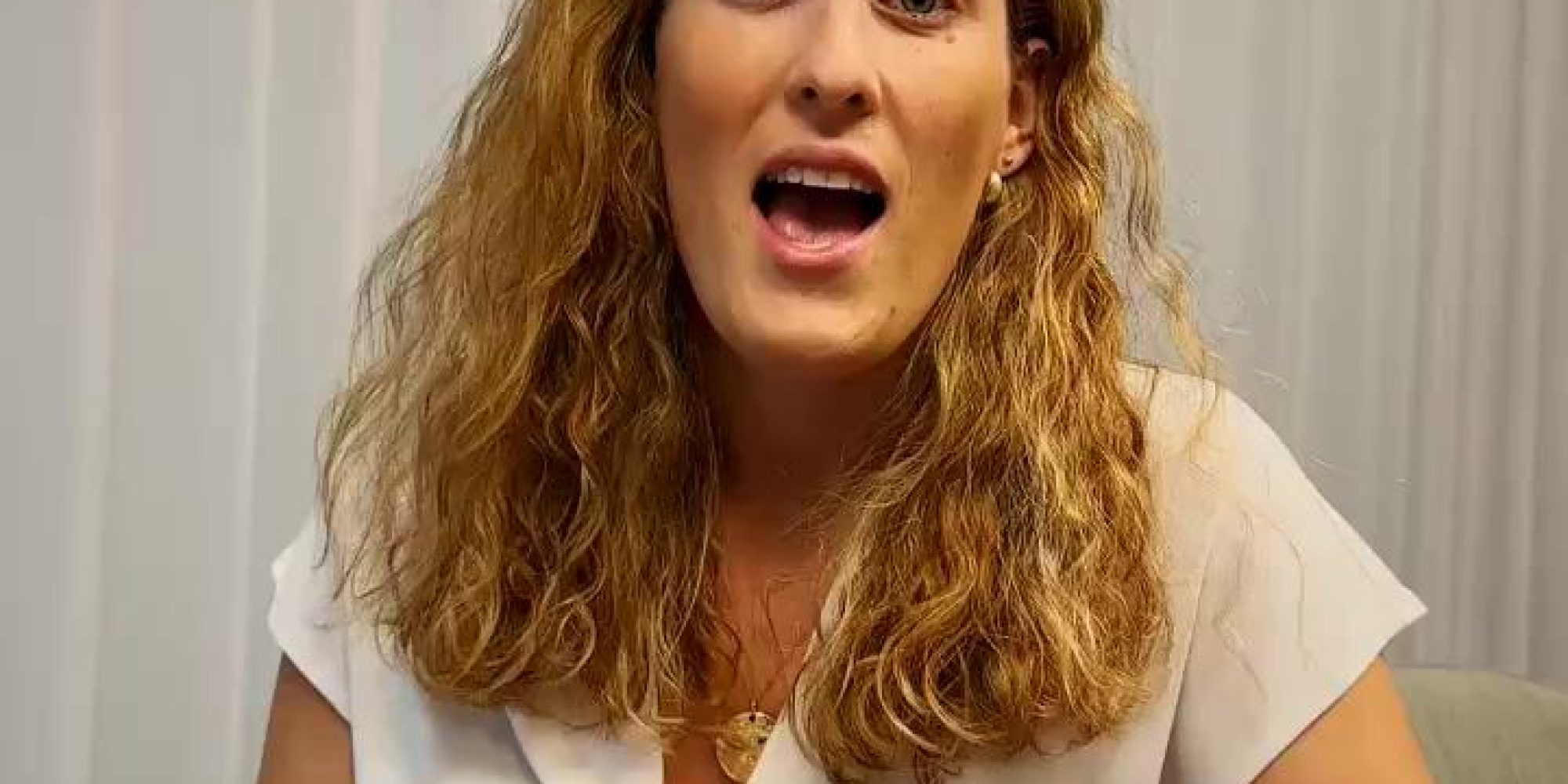 הבנק שלכם הציע לכם הפחתת ריבית על המינוס? פטור מלא מעמלות ביוזמתו? אם התשובה לשאלות האלו היא “לא” – אתם כנראה נשארים שם רק מתוך הרגל. הבנקים אמורים להתחרות על הכיס שלנו ולהציע לנו תנאים משתלמים יותר, אבל בשביל שזה יקרה – נדרש שנוכל לעבור ביניהם בקלות. בדיוק בשביל זה נאבקנו בלובי 99, ומול התנגדות עזה של הלוביסטים של הבנקים, סייענו בהעברת הרפורמה שהולידה את שירות “מעבר בקליק” שמאפשר מעבר בין בנקים בפשטות, ביעילות ובחינם. אז מה כדאי לדעת על “מעבר בקליק”? ✅ מה עובר אוטומטית: יתרות כספיות, הוראות קבע, הרשאות לחיוב החשבון, שיקים וניירות ערך שניתנים להעברה. 🔄 “עקוב אחריי”: חיובים וזיכויים בשקלים שמגיעים לחשבון הישן, מנותבים לחשבון החדש במשך שלוש שנים. ⚠️ מה לא עובר? הלוואות, משכנתאות ופיקדונות. ואם הלקוח במינוס, העברת החוב תלויה בהסכמת הבנק החדש. צפו בעו”ד (רו”ח) אלה תמיר שלמה, מנהלת תחום הרגולציה הפיננסית שלנו, מסבירה בשני צעדים פשוטים את כל מה שממש כדאי לכם לדעת 👇