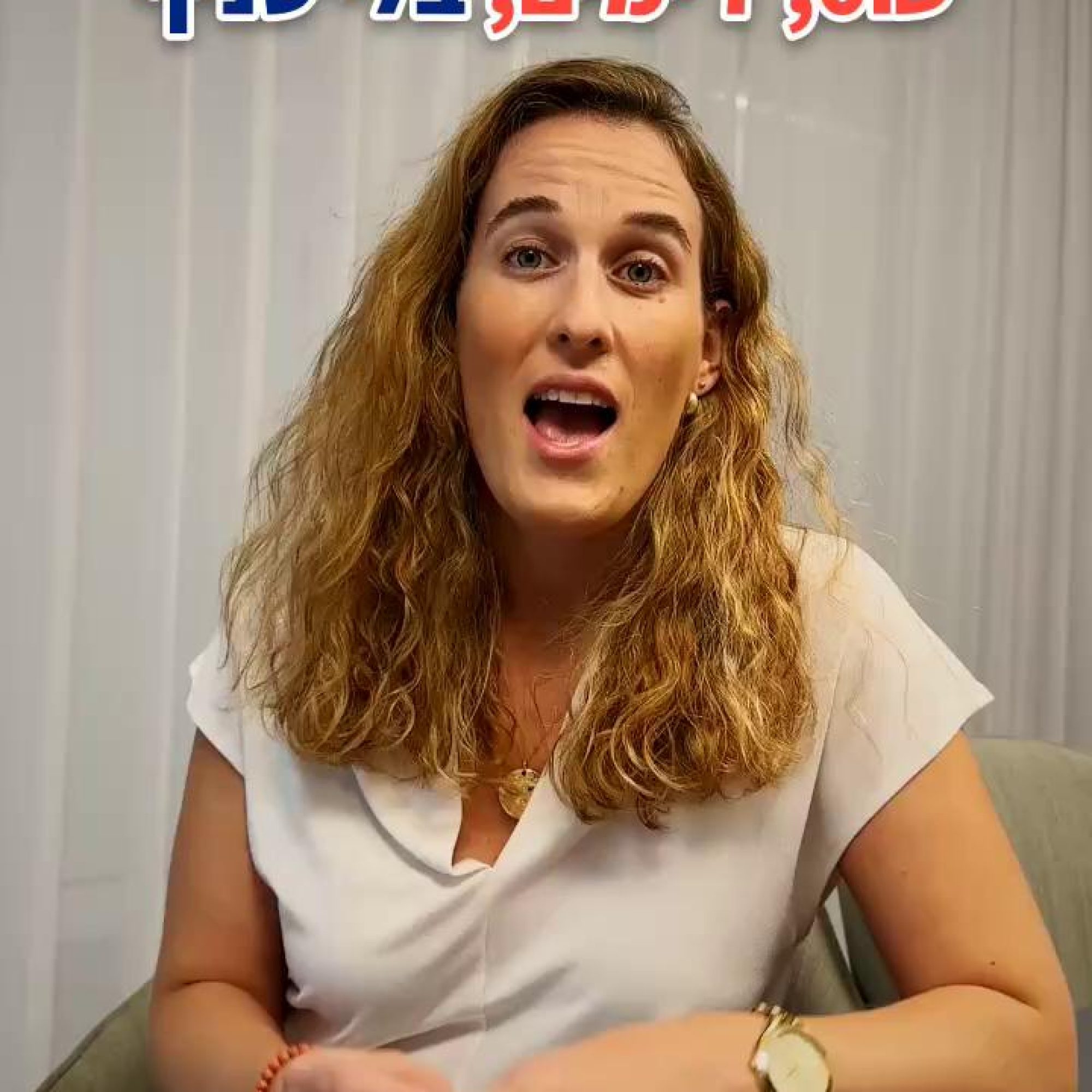 הבנק שלכם הציע לכם הפחתת ריבית על המינוס? פטור מלא מעמלות ביוזמתו? אם התשובה לשאלות האלו היא “לא” – אתם כנראה נשארים שם רק מתוך הרגל. הבנקים אמורים להתחרות על הכיס שלנו ולהציע לנו תנאים משתלמים יותר, אבל בשביל שזה יקרה – נדרש שנוכל לעבור ביניהם בקלות. בדיוק בשביל זה נאבקנו בלובי 99, ומול התנגדות עזה של הלוביסטים של הבנקים, סייענו בהעברת הרפורמה שהולידה את שירות “מעבר בקליק” שמאפשר מעבר בין בנקים בפשטות, ביעילות ובחינם. אז מה כדאי לדעת על “מעבר בקליק”? ✅ מה עובר אוטומטית: יתרות כספיות, הוראות קבע, הרשאות לחיוב החשבון, שיקים וניירות ערך שניתנים להעברה. 🔄 “עקוב אחריי”: חיובים וזיכויים בשקלים שמגיעים לחשבון הישן, מנותבים לחשבון החדש במשך שלוש שנים. ⚠️ מה לא עובר? הלוואות, משכנתאות ופיקדונות. ואם הלקוח במינוס, העברת החוב תלויה בהסכמת הבנק החדש. צפו בעו”ד (רו”ח) אלה תמיר שלמה, מנהלת תחום הרגולציה הפיננסית שלנו, מסבירה בשני צעדים פשוטים את כל מה שממש כדאי לכם לדעת 👇