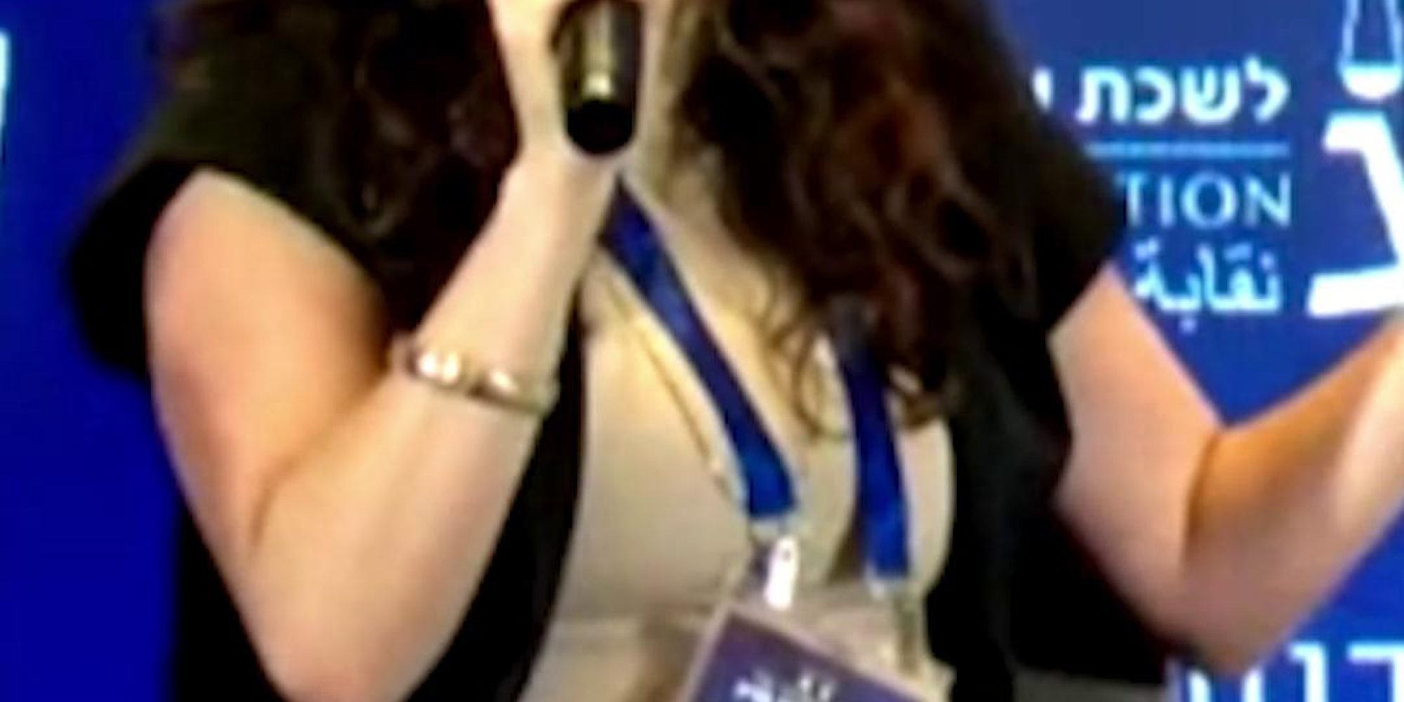 האם נראה לכם הגיוני שחברות הסלולר יחזיקו בבעלות בלעדית על האנטנות של המדינה, ויחליטו בעצמן אילו מתחרים יוכלו להתחבר אליהן? או שחברת רכבות הייתה קובעת אילו חברות נוספות יורשו להשתמש במסילות שלה? ברור שלא. אבל בדיוק כך נראה שוק התשלומים בישראל: הבנקים לא רק מתחרים בחברות הפינטק, הם גם שולטים בתשתית התשלומים הלאומית, מס”ב, שדרכה חייבים לעבור שחקנים חדשים שרוצים להציע לציבור שירותי תשלום חדשניים, זולים ונוחים יותר. בפאנל על יוקר המחיה בכנס לשכת עורכי הדין, הכנס המשפטי החשוב בישראל, מנכ״לית הלובי, עו״ד לינור דויטש, הסבירה למה הסיפור הזה משפיע על כל אחד ואחת מאיתנו. כשאותם בנקים ששולטים בשוק מחזיקים גם במפתחות לתשתית שעליה נשענים המתחרים שלהם - התוצאה היא פחות תחרות, פחות חדשנות ויותר כוח בידי המערכת הבנקאית. לא במקרה אפליקציית התשלומים הגדולה בישראל, ביט, נמצאת בבעלות בנק הפועלים. בזמן שחברות פינטק מנסות להביא בשורה לצרכנים, הבנקים ממשיכים להיאבק כדי לשמור על השליטה בידיהם. ממש היום אנו מתייצבים בבית המשפט העליון לצידה של רשות התחרות בהליך שמטרתו לסיים את הבעלות הבלעדית של הבנקים במס”ב ולפתוח את הדלת לתחרות אמיתית. כי כשיש יותר תחרות, יש פחות ריכוזיות, וכשיש פחות ריכוזיות, יש סיכוי אמיתי להוריד את יוקר המחיה. הצטרפו אלינו חזקו את המאבק 👈 קישור בתגובות