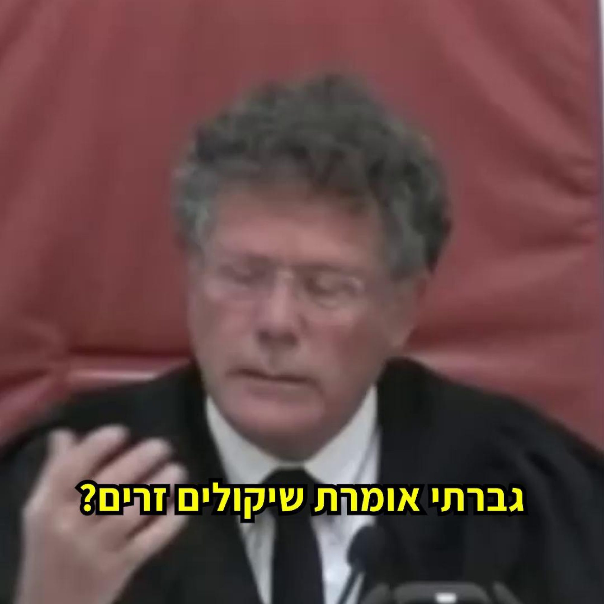 משאב ציבורי ששווה כסף רב מחולק למקורבים ע”י שר התקשורת בחסות ‘סמכות שעת חירום’? לא במשמרת שלנו. השבוע הגענו לדיון בבג”ץ יחד עם עמותת ‘הצלחה’ נגד החלטה של שר התקשורת שמעניקה למקורבים - בעלי תחנות רדיו מסוימות - הטבה ששווה כסף רב, תוך ניצול ציני של המלחמה. נמשיך להיאבק ביחסי הון-שלטון-עיתון בכנסת, בממשלה, וגם בבית המשפט. על מה מדובר? תהיו איתנו: *** בארץ יש 17 תחנות רדיו מסחריות פרטיות, כשלכל תחנה אזורית מותר לשדר רק באזור מסוים. תדרי הרדיו הם משאב ציבור מוגבל ששווה לא מעט כסף ולכן - הוא צריך להיות מחולק רק בהליך מכרזי, שוויוני ותקין. ברגע שמאפשרים לתחנה לשדר מחוץ לאותו אזור, כמות המאזינים ואיתה כמות המפרסמים וגודל ההכנסות מפרסומות - מתרחבים. כשהיה ח”כ באופוזיציה, בכנסת הקודמת, שלמה קרעי נלחם כתף אל כתף איתנו כדי לקדם מכרזים שוויוניים ברדיו האזורי, אך מאז שנכנס לתפקיד שר התקשורת - עשה פליק פלאק מפואר וניסה פעם אחר פעם להרחיב את אזורי ההאזנה לתחנות רדיו שמקורבות אליו. זה קרה עוד לפני המלחמה, ומשעה שלא הצליח - ניצל את המצב הביטחוני וטען שזה לשם שידור התרעות מקדימות לציבור החרדי שלא מסתובב עם טלפון חכם ושומע רק רדיו. ואיך אנחנו יודעים שמדובר בניצול ציני בלבד? התרעות מקדימות שעשויות להציל חיים הן חשובות כמובן, אבל במבחן המציאות - תחנות הרדיו הללו המשיכו לשדר באיזור המורחב תוכניות אקטואליה ופרסומות - כולל ראיונות של השר עצמו לקראת הבחירות - וכלל לא חוייבו להעביר את אותן התרעות מקדימות מצילות חיים. כך, מעבר לזה שאין לשר התקשורת שום סמכות בחוק לעשות מהלך כזה - גם אין לו שום הצדקה עובדתית. במהלך הדיון בבג”ץ נציג פיקוד העורף טען כי בעת הזו העורף נמצא במדרג ירוק של שגרה מלאה ללא שום מגבלות, וכי פיקוד העורף מעולם לא ביקש להרחיב דווקא את התחנות המדוברות. אנחנו טענו שאם המטרה היא לשדר התרעות מצילות חיים בפריסה רחבה לפלחים שונים באוכלוסייה - יש לא מעט חלופות טובות יותר וחוקיות, כמו תחנות של תאגיד השידור הציבורי. אין שום סיבה שגורמים פרטיים יעשו שימוש מסחרי ופוליטי במשאבים ציבוריים ששווים הרבה כסף, ללא מכרז. לא מדובר ברכוש פרטי של אף פוליטיקאי, ואנחנו כאן כדי לוודא שאיש לא ישתמש במצב החירום כדי לקדם אינטרסים צרים על חשבוננו. זאת ההזדמנות לצפות במנהלת המחלקה המשפטית של הלובי, ד”ר עינת סולניק, טוענת בבג”ץ - בדר”כ אסור לצלם בביהמ”ש אבל הפעם בגלל הפרופיל הגבוה של הדיון - הוא צולם. לינק לדיון המלא בתגובות. המאבק בהון-שלטון-עיתון מדבר אליכם? הצטרפו אלינו 👈 קישור בתגובות